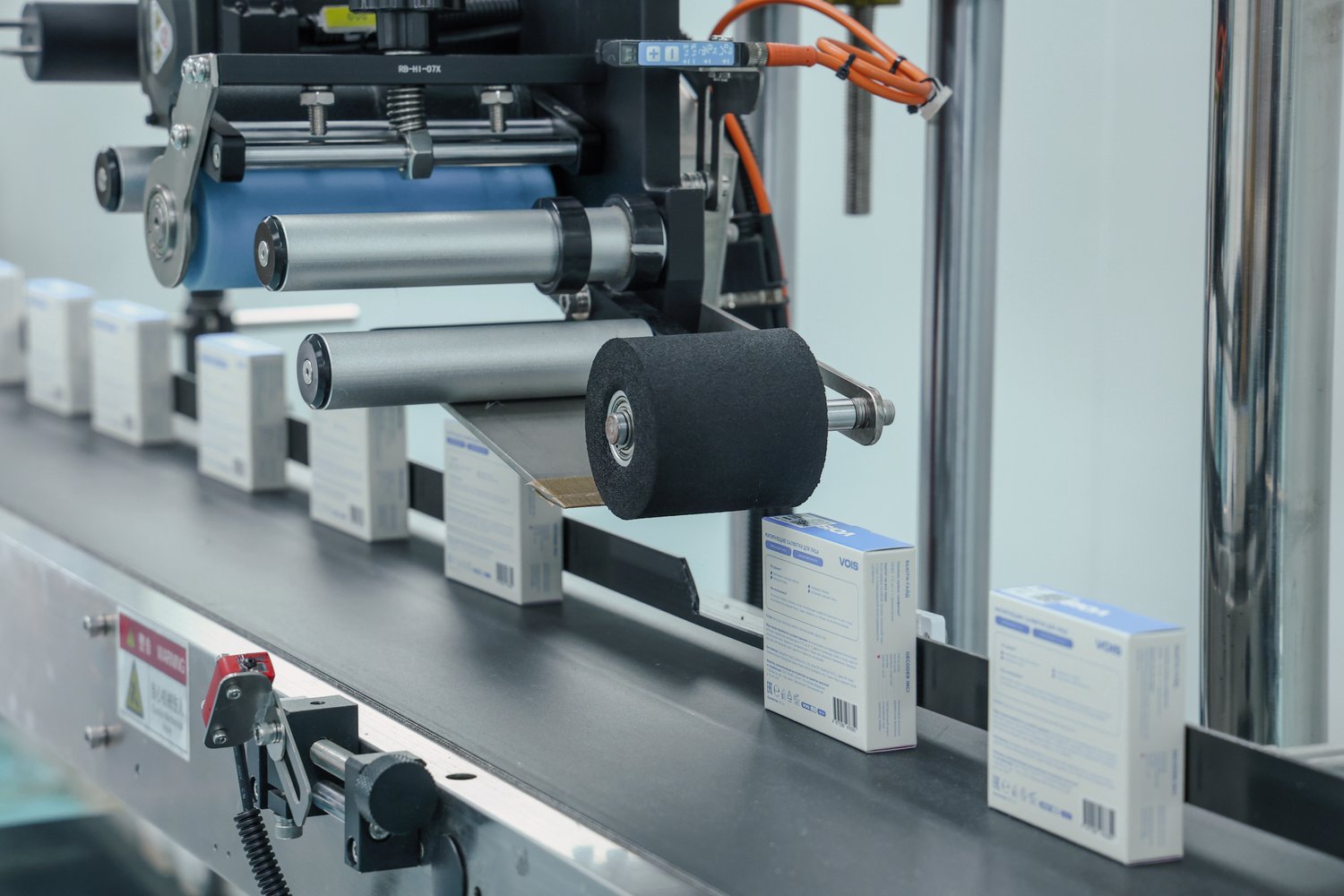 Automated high-speed retail box cartoning and sealing line