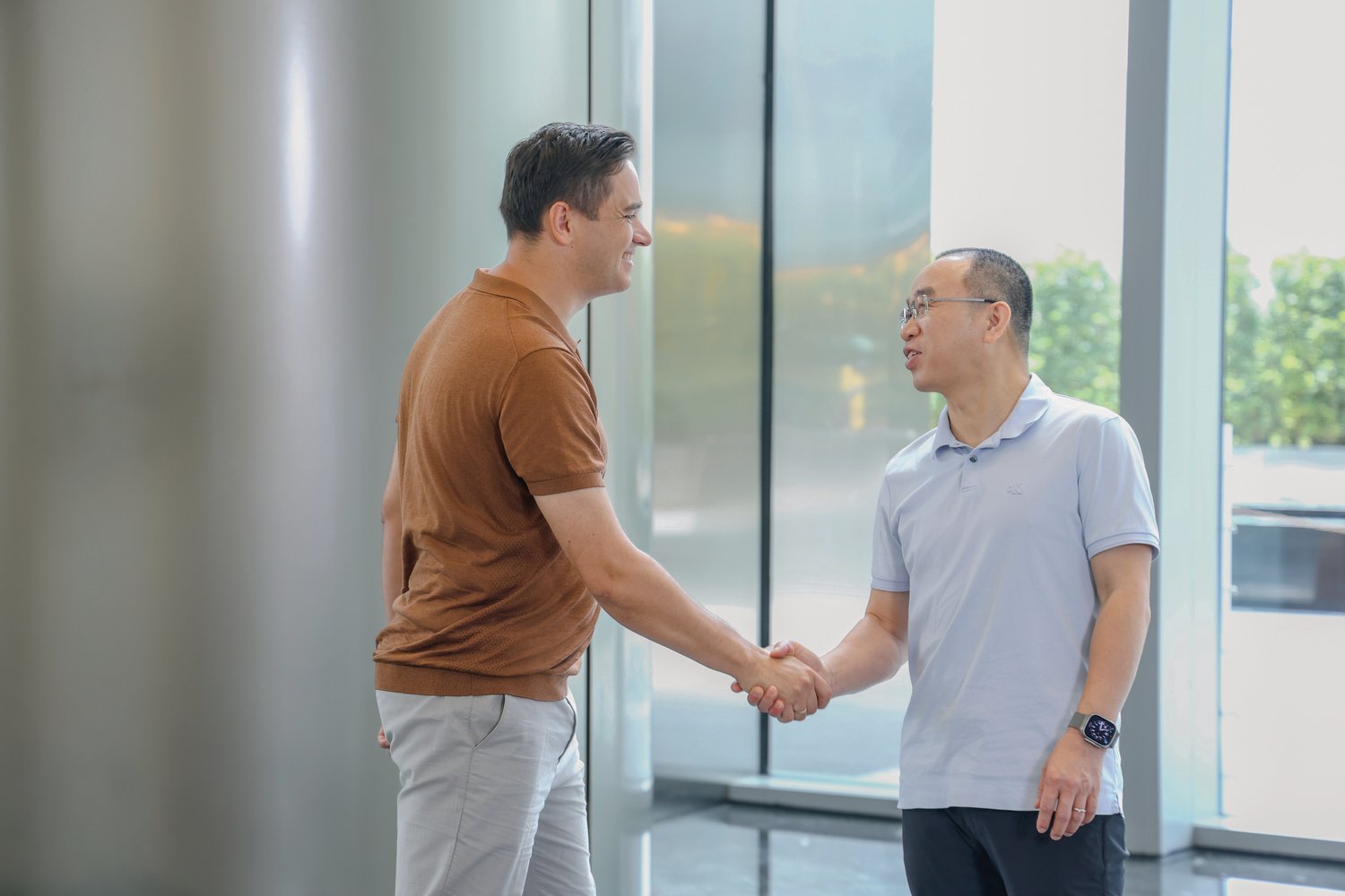International beauty brand buyer shaking hands with Founder Alex Gao at Guangzhou Yanse showroom